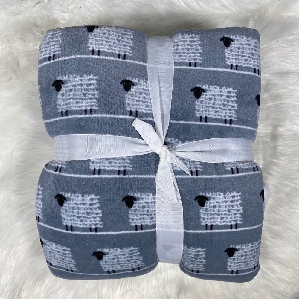 ✨SALE✨Sheep Squared Micromink Sherpa Throw - Picture 2 of 3